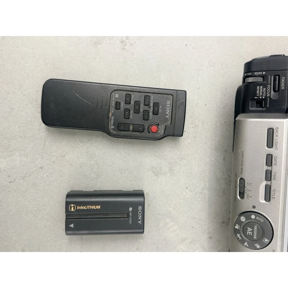 Sony Handycam CCD-TR917 Hi8 XR NightShot Camcorder Bundle Wide Lens Bag Remote